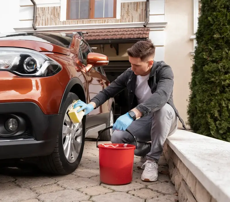 Lavage auto à domicile Saint-Georges-de-Rex : professionnel intervenant sur un véhicule